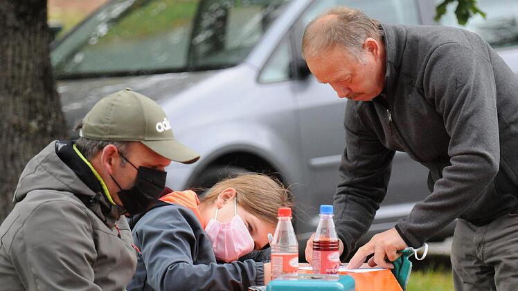 Gutes Pandemie-Management. Gesehen beim Spiel des FC Untererthal II gegen die DJK Schlimpfhof. Foto: ssp
