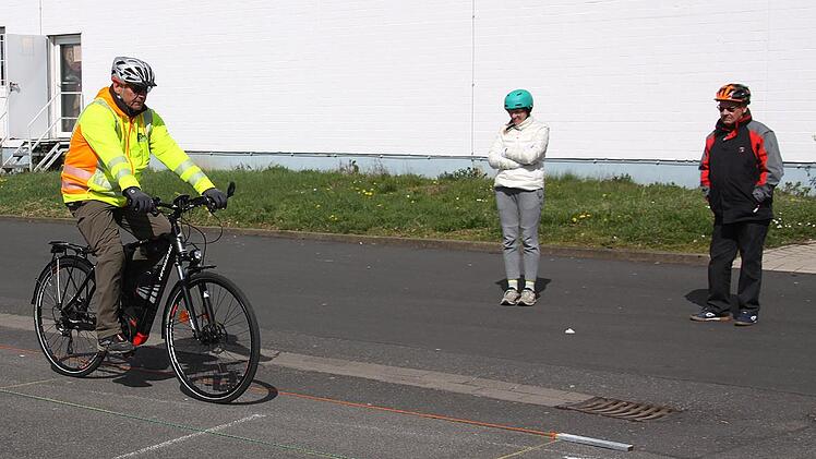 Körperspannung, Po nach hinten, arme lang! Kursleiter Karlheinz Franz zeigt das richtige Verhalten bei der Gefahrenbremsung mit dem Pedelec.
