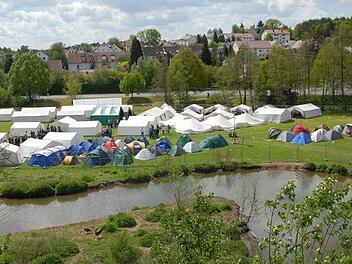 Romantisch gelegen: das Zeltlager der 1200 Schaeffler-Auszubildenden an der Aurach.  Fotos: Bernhard Panzer