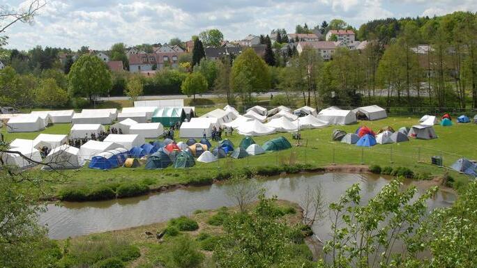 Romantisch gelegen: das Zeltlager der 1200 Schaeffler-Auszubildenden an der Aurach.  Fotos: Bernhard Panzer