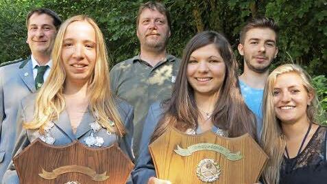Das neue Königshaus (von links nach rechts): Schützenmeister Michael Fell, Sandra Gigla (Jugendkönigin), Manfred Leber (1. Ritter); Julia Renninger (Schützenkönigin), Tobias Mützel (2. Ritter), Jana Lippert (2. Jugendritter).  Foto: Doris Bauer