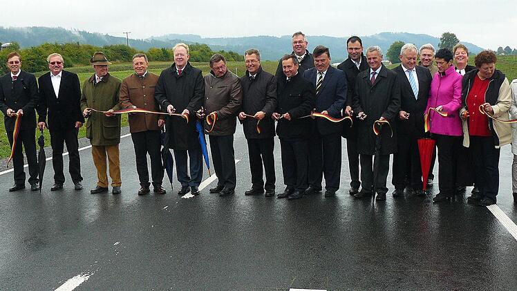 Gemeinsam schnitten die politischen Mandatsträger mit Staatssekretär Gerhard Eck (Sechster von links) an der Spitze das schwarz-rot-goldene Band durch.