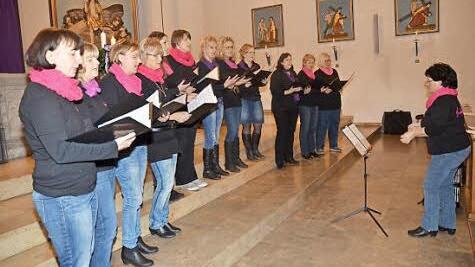 Die Sängerrunde 1953 Welitsch ist Organisator und Programmverantwortlich für das Benefizkonzert Adventssingen in der Herz- Jesu- Kirche in Pressig. Mit dabei ist auch der Frauenchor der Sängerrunde unter Leitung von Michaela Scherbel. Foto: Karl-Heinz Hofmann