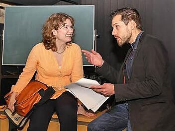 Schauspielerin Iris Hochberger und Dramaturg Olivier Garofalo bei Proben zum Klassenzimmerstück Foto: Barbara Herbst