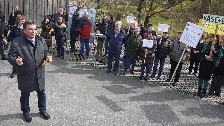 Kämpferischer Bürgermeister: Jürgen Wittmann (links) erläuterten den Besuchern des "Marktes der besonderen Art", wie es mit dem Wochenmarkt weiter gehen könnte. Gegner der jetzigen Lösung vor dem Rathaus blieben der gestrigen Aktion fern. Foto: Berthold Köhler