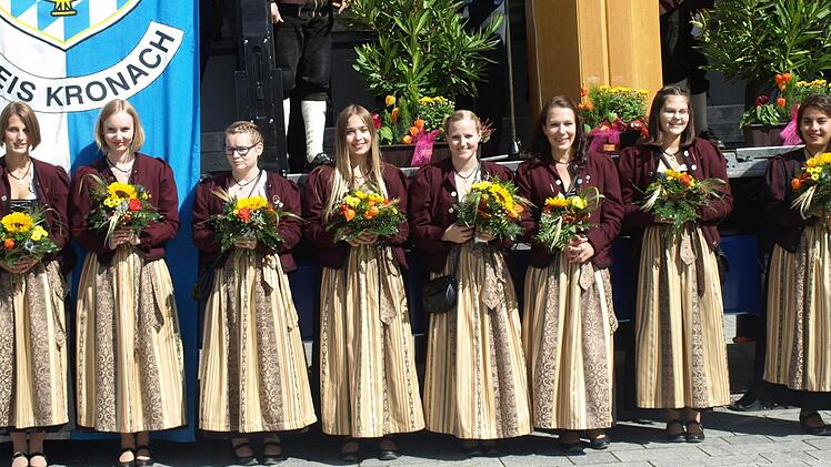 Stolz präsentieren sich die acht Ehrendamen des Musikvereins Steinwiesen.  Foto: Susanne Deuerling