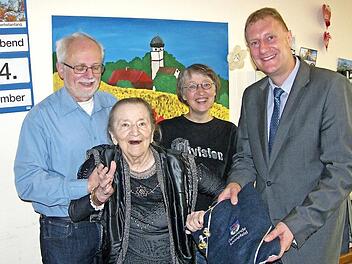 Bürgermeister Michael Keilich gratuliert Marianne Emmerich zur Vollendung ihres 95. Lebensjahres. Mit im Bild Tochter Ellen und Schwiegersohn Hartmut. Foto: Klaus Oelzner