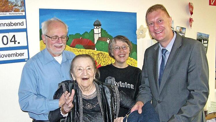 Bürgermeister Michael Keilich gratuliert Marianne Emmerich zur Vollendung ihres 95. Lebensjahres. Mit im Bild Tochter Ellen und Schwiegersohn Hartmut. Foto: Klaus Oelzner