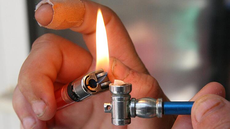 Eine Crack-Pfeife wird angezündet. Ein 17-Jähriger hat sich in einer Schule in Lichtenfels unberechtigt in eine Klasse eingeschlichen. Symbolfoto: Boris Roessler/dpa