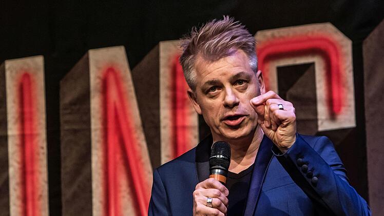 Umjubeltes Gastspiel im ausverkauften Kongresshaus: Michael Mitermeier stellte sein neues Programm in Coburg vor.Foto: Jochen Berger