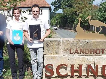 Auch Bürgermeister Harald Hübner (links) gratulierte dem Gastronomen-Ehepaar Sabine und Stefan Schnupp zur Auszeichnung.  Foto: Wunner