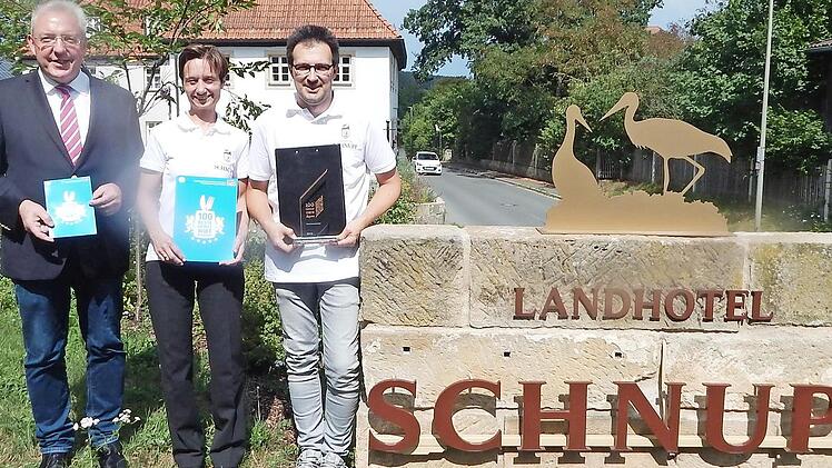 Auch Bürgermeister Harald Hübner (links) gratulierte dem Gastronomen-Ehepaar Sabine und Stefan Schnupp zur Auszeichnung.  Foto: Wunner