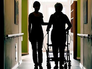 Der Fachkräftemangel im Pflegebereich hält weiter an und wird in Zukunft nochr gravierender. Symbolbild: Oliver Berg/dpa