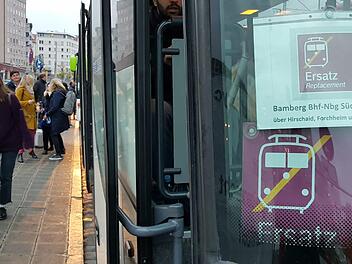 Am Nürnberger Hauptbahnhof suchen die Zugreisenden den richtigen  Schienenersatzverkehr: Die Bahnstrecke zwischen Bamberg und Fürth ist derzeit voll gesperrt. Die Busfahrt nach Forchheim entpuppt sich als Geduldsprobe. Foto: Ronald Heck