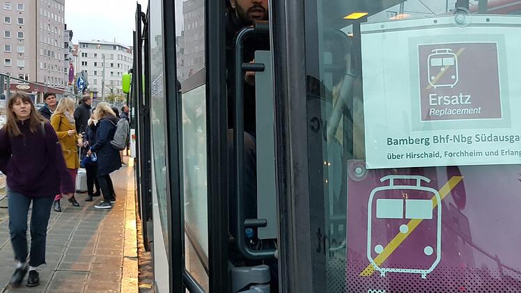 Am Nürnberger Hauptbahnhof suchen die Zugreisenden den richtigen  Schienenersatzverkehr: Die Bahnstrecke zwischen Bamberg und Fürth ist derzeit voll gesperrt. Die Busfahrt nach Forchheim entpuppt sich als Geduldsprobe. Foto: Ronald Heck