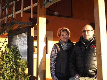 Bettina Vahland und Udo Pöhlmann vor der Radspitzeinkehr - neuer Name: Radspitz-Stubn. Anna-Lena Deuerling