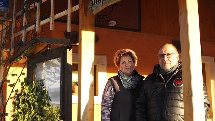 Bettina Vahland und Udo Pöhlmann vor der Radspitzeinkehr - neuer Name: Radspitz-Stubn. Anna-Lena Deuerling