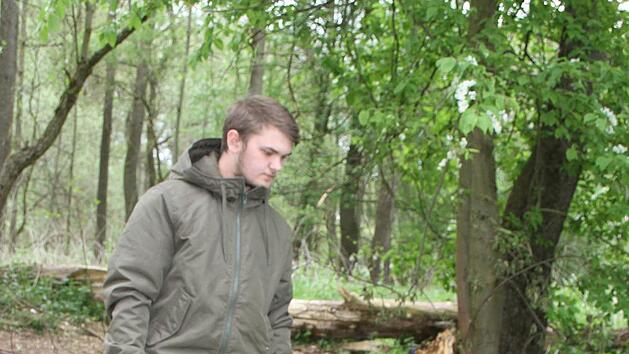Martin Hamburg zeigt den Brandort: Mitten im Wald loderte in der Nacht zum Donnerstag ein Feuer. Der 17-Jährige, der selbst seit Jahren bei der Feuerwehr aktiv ist, alarmierte seine Kollegen und verhinderte so womöglich einen großflächigen Brand. Foto: Sonny Adam