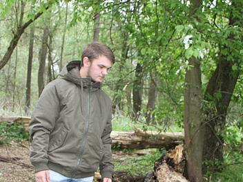 Martin Hamburg zeigt den Brandort: Mitten im Wald loderte in der Nacht zum Donnerstag ein Feuer. Der 17-Jährige, der selbst seit Jahren bei der Feuerwehr aktiv ist, alarmierte seine Kollegen und verhinderte so womöglich einen großflächigen Brand. Foto: Sonny Adam