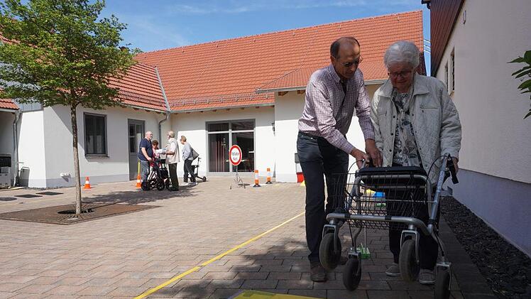 Im Parcours zeigte Edgar Kast den Teilnehmern wie sie ein Hindernis ohne  größeren Kraftaufwand mit dem Rollator überwinden können.Marion Eckert
