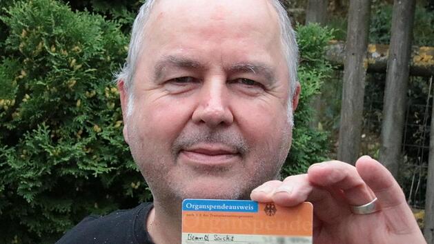 Bernd Sachs hat selbst einen Organspende-Ausweis. Sein Herz und die Nieren kann er nicht mehr spenden, aber alle anderen Organe, die &uuml;blicherweise transplantiert werden.  Foto: Ralf Ruppert