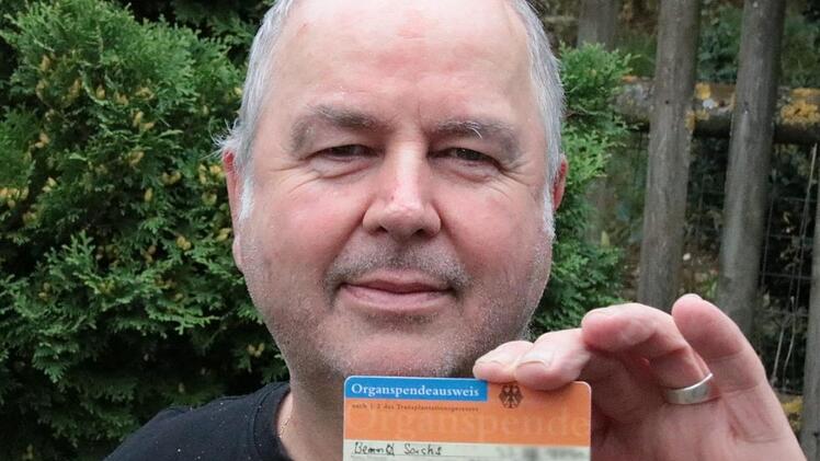 Bernd Sachs hat selbst einen Organspende-Ausweis. Sein Herz und die Nieren kann er nicht mehr spenden, aber alle anderen Organe, die üblicherweise transplantiert werden.  Foto: Ralf Ruppert