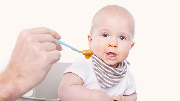 Öko-Test findet Massenchemikalie in Babybrei: Diese Produkte bergen eine "böse Überraschung"