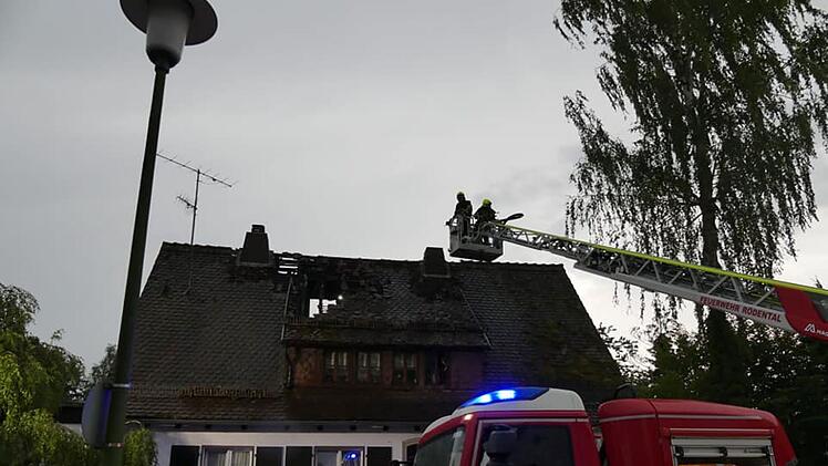 Rödental: Blitz schlägt in Dach ein – Feuerwehr löscht Wohnhaus-Brand nach Gewitter