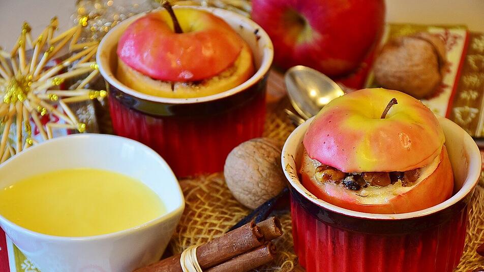 Bratapfel - das perfekte Dessert in der Weihnachtszeit. Bratapfel - das perfekte Dessert in der Weihnachtszeit.