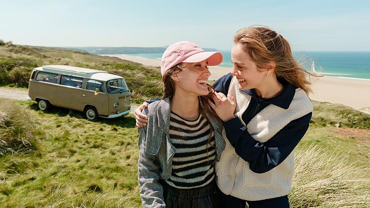 Finn Cumberwell (Athena Strates, rechts) unterst&uuml;tzt Ivy Stevens (Roc&iacute;o Luz) bei der Suche nach einer exklusiven Hochzeitsfeier.
