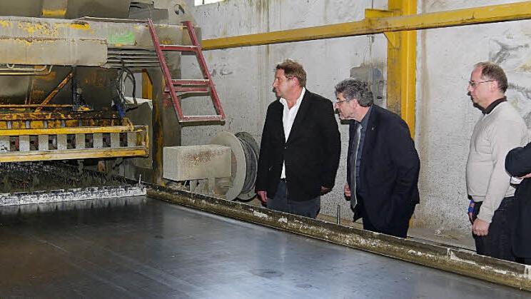 Gleich wird ger&uuml;ttelt. In der Deckenfertigung  der Firma Angerm&uuml;ller verfolgen Stefan Schulthei&szlig;, Michael Busch, Reiner Schulthei&szlig; und Martin Schmitz, wie aus Stahl und Beton tragf&auml;hige Decken werden.Fotos: Berthold K&ouml;hler