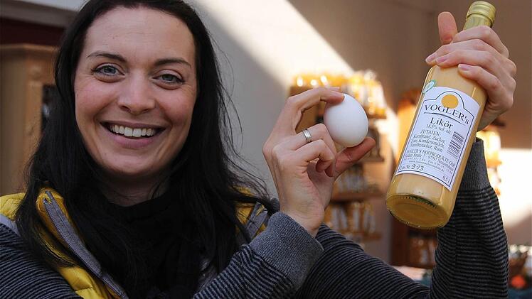 Mareike Vogler aus Neuwirtshaus präsentiert den leckeren Eierlikör.