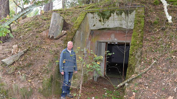 Helmut Weis vor dem Munitionshaus Nummer 86. Foto: Ronald Rinklef