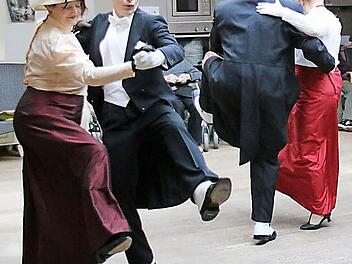 Alte Standardtänze der Jahrhundertwende zeigten vier Paare in historischen Kostümen, vorn Franz und Sylvia Rößner (Seßlach), den Bewohnern des Seniorenheims der Flenderschen Spitalstiftung in Seßlach. Die Einrichtung plant einen regelmäßigen Tanztee.  Fotos: Bettina Knauth