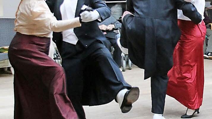 Alte Standardtänze der Jahrhundertwende zeigten vier Paare in historischen Kostümen, vorn Franz und Sylvia Rößner (Seßlach), den Bewohnern des Seniorenheims der Flenderschen Spitalstiftung in Seßlach. Die Einrichtung plant einen regelmäßigen Tanztee.  Fotos: Bettina Knauth