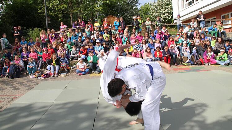 Die Ju-Jutsu-Abteilung des TSV Staffelstein begeisterte mit einer Vorführung.  Foto: Christian Krauß