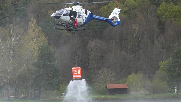 Der Pilot lässt etwas aufgenommenes Wasser aus dem Behälter wieder ab