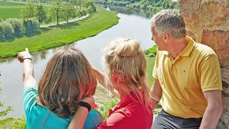 Panorama-Blick auf die Weser: Von der Burgruine Polle aus bieten sich beliebte Fotomotive. Fotos: djd/Solling Vogler Region