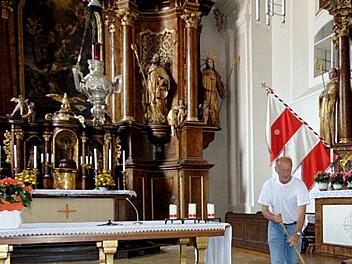 Gregor Mirsberger ist einer der vielen Weißenoher Helfer.  Fotos: Petra Malbrich