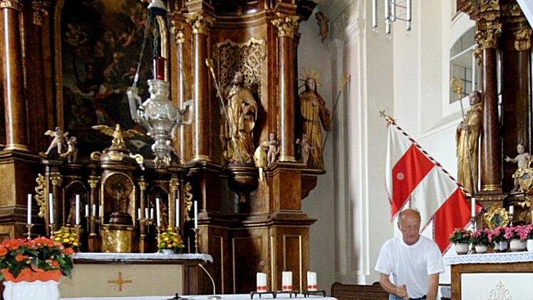 Gregor Mirsberger ist einer der vielen Weißenoher Helfer.  Fotos: Petra Malbrich