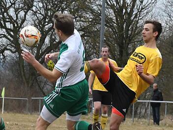 Thulbas Maximilian Heinrich (rechts) mit dem Schussversuch, den der Riedenberger Manuel Schuhmann zu unterbinden versucht.Hopf