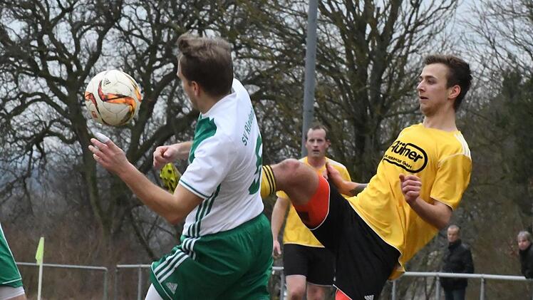 Thulbas Maximilian Heinrich (rechts) mit dem Schussversuch, den der Riedenberger Manuel Schuhmann zu unterbinden versucht.Hopf