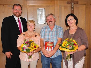 Bürgermeister Martin Mittag gratulierte Büchereileiterin Marion Geiß zum 25. Arbeitsjubiläum und verabschiedete Schulhausmeister Franz Ehret und Kindergartenleiterin Gabi Oehrl (von links). Foto: Simone Bastian