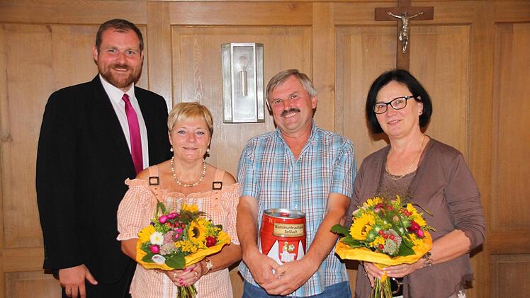 Bürgermeister Martin Mittag gratulierte Büchereileiterin Marion Geiß zum 25. Arbeitsjubiläum und verabschiedete Schulhausmeister Franz Ehret und Kindergartenleiterin Gabi Oehrl (von links). Foto: Simone Bastian