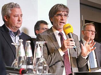 HWK-Hauptgeschäftsführer Thomas Koller (mit Mikrofon) erklärt, warum die Handwerkskammer gerne ein Ausbildungszentrum in Bamberg errichten möchte.  Foto: Barbara Herbst