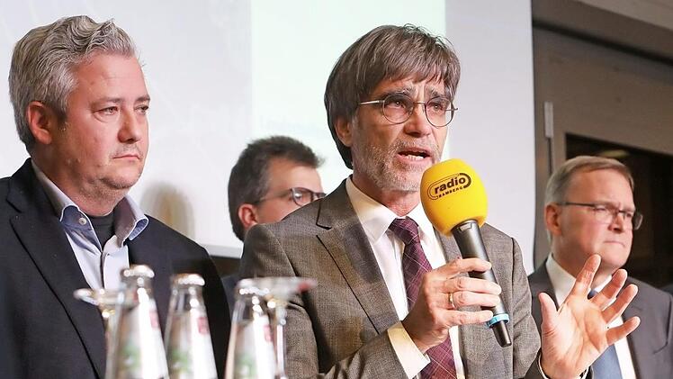HWK-Hauptgeschäftsführer Thomas Koller (mit Mikrofon) erklärt, warum die Handwerkskammer gerne ein Ausbildungszentrum in Bamberg errichten möchte.  Foto: Barbara Herbst