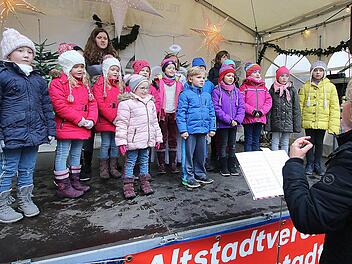 Der Kinderchor der Liedertafel unter der Leitung von Annemarie Kreuzer eröffnete auch dieses Jahr im Schloss den Kunsthandwerkermarkt.