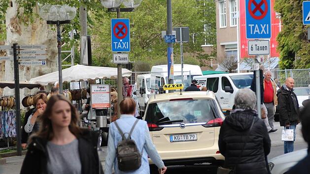 Taxistand am Marienplatz am Eingang in die Kissinger Fu&szlig;g&auml;ngerzone. Foto: Benedikt Borst
