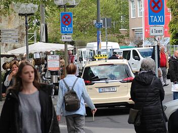 Taxistand am Marienplatz am Eingang in die Kissinger Fußgängerzone. Foto: Benedikt Borst