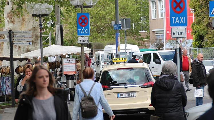 Taxistand am Marienplatz am Eingang in die Kissinger Fußgängerzone. Foto: Benedikt Borst